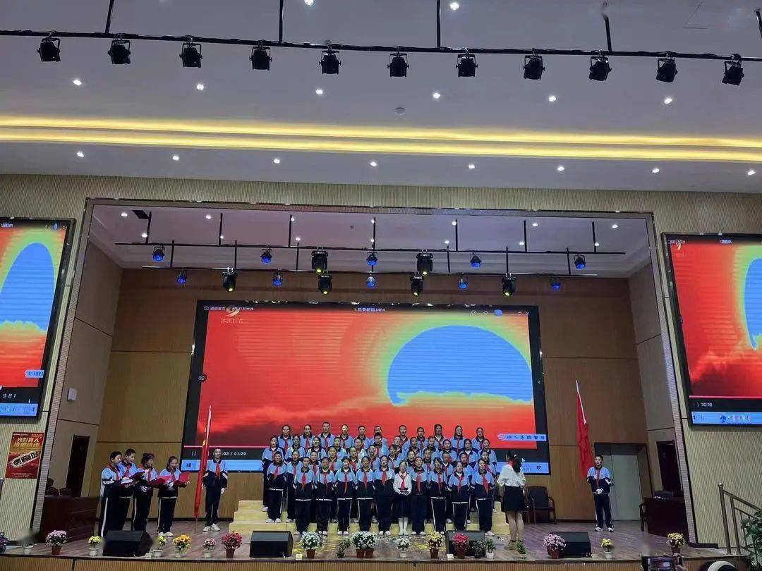 富蕴县第一中学少工委举办"红歌嘹亮,唱响新时代" 爱国主义歌曲演唱