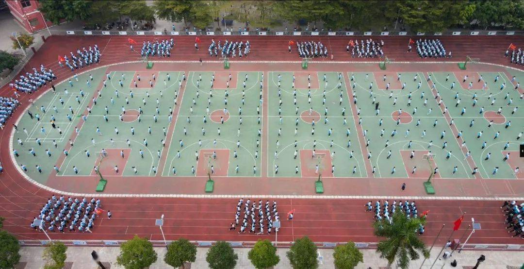 实拍藤县第二中学大课间体育活动_五棵松_足球场_校园