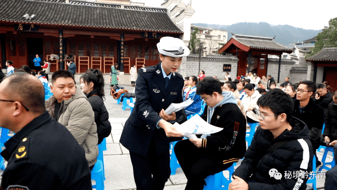 公安局交警大队在从江县银新社区广场开展第十二个 全国交通安全日