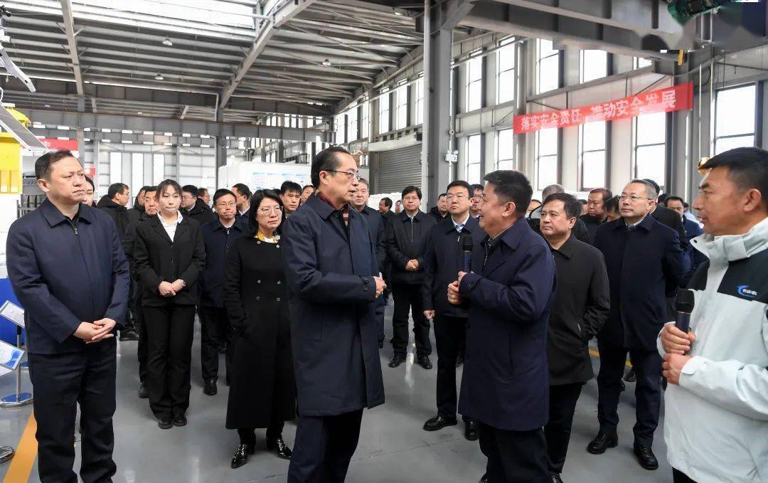 李云峰等领导实地观摩了该企业生产线县委书记刘春林宣布项目投产