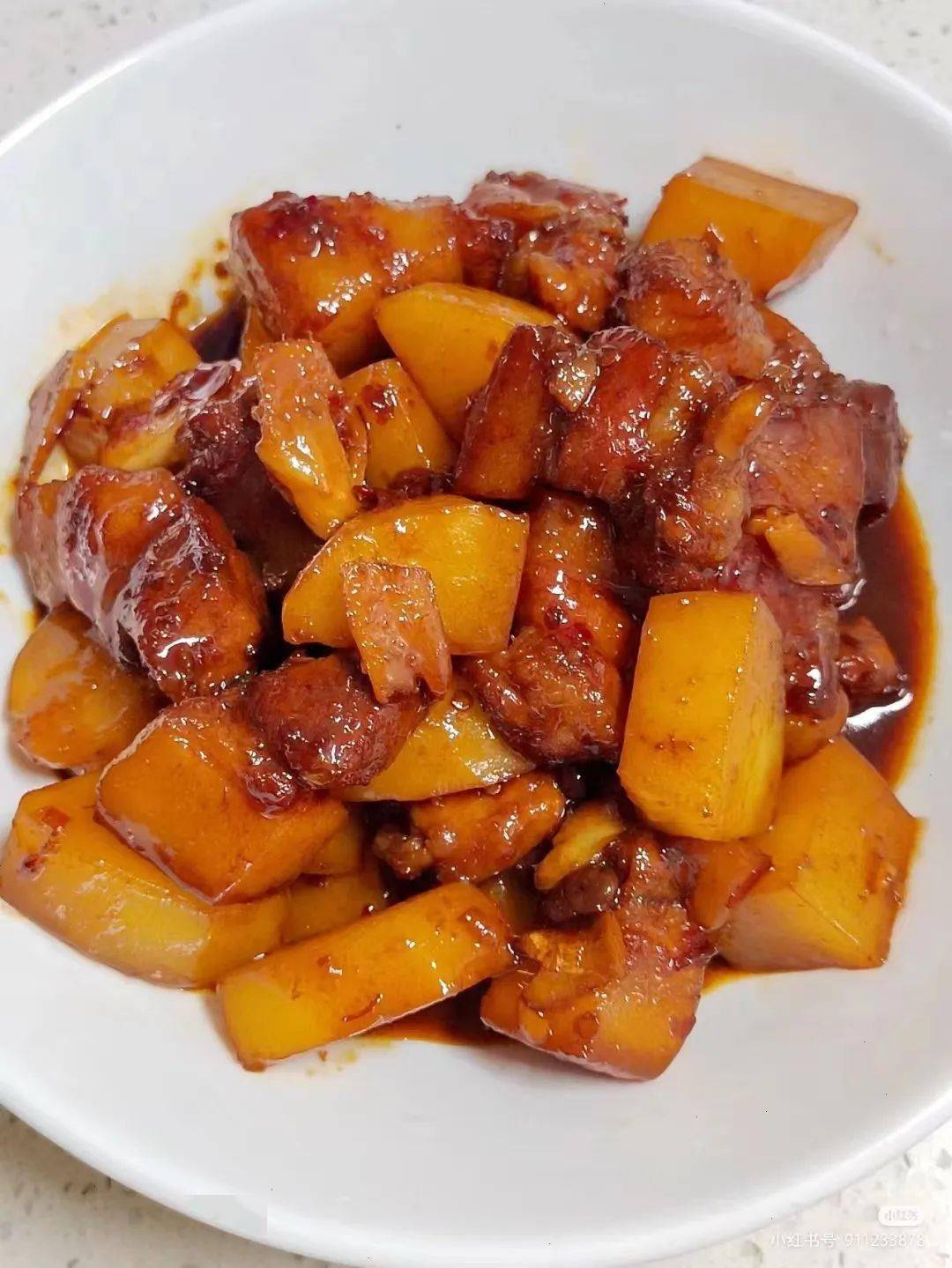 午点:胡萝卜玉米鲜肉粥午餐:土豆焖红烧肉,西红柿炒蛋,香炒黄白菜,有