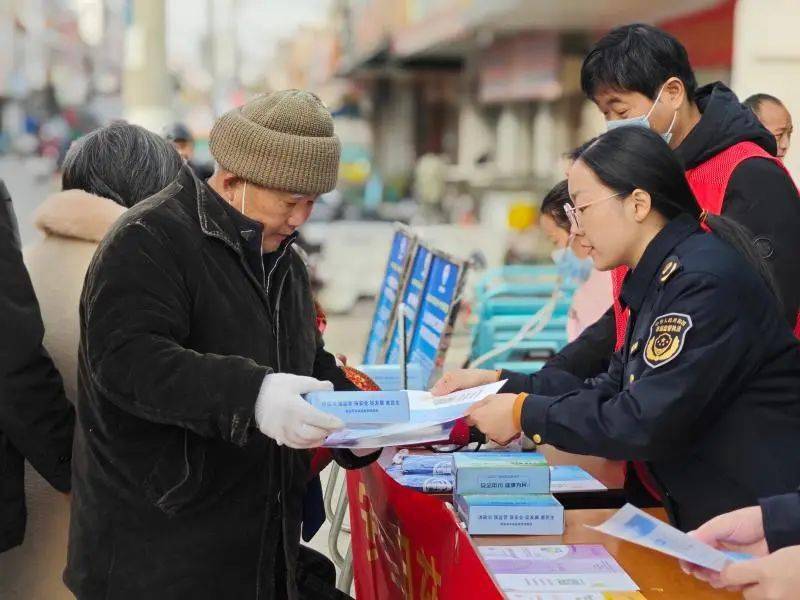 11月30日上午,来安县市场监督管理局联合半塔镇人民政府利用逢集日在