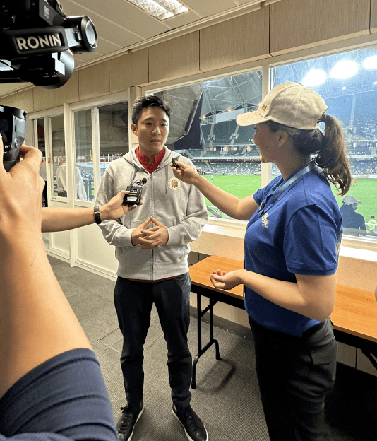 村超登陆香港!为采访霍启山《金融街午餐会》用了这招