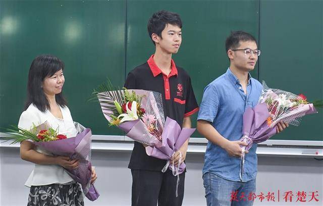 来百度app畅享高清图片袁祉祯(中)和教练及妈妈武钢三中图书馆二楼的