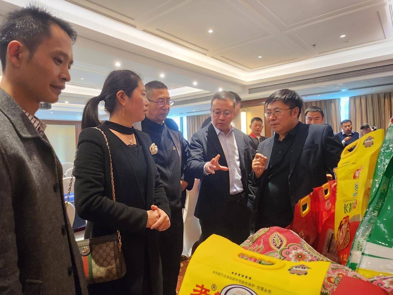四川省客商参观海伦展位(央广网发 海伦市委宣传部供图)海伦市副市长