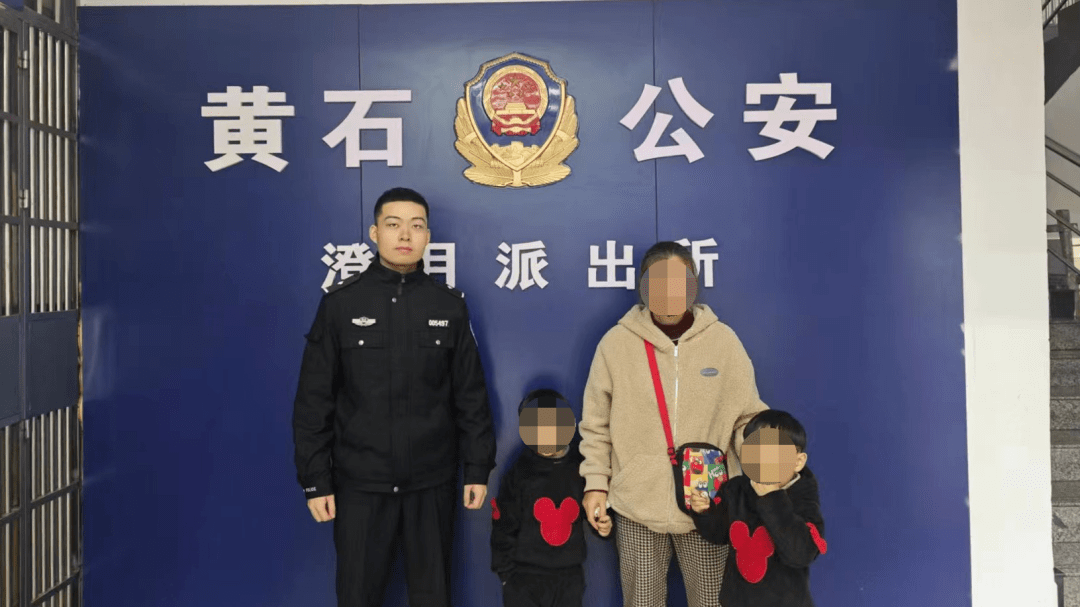 五岁双胞胎男孩街头迷路 爱心"的姐"全程护送_女士_凯凯_兄弟