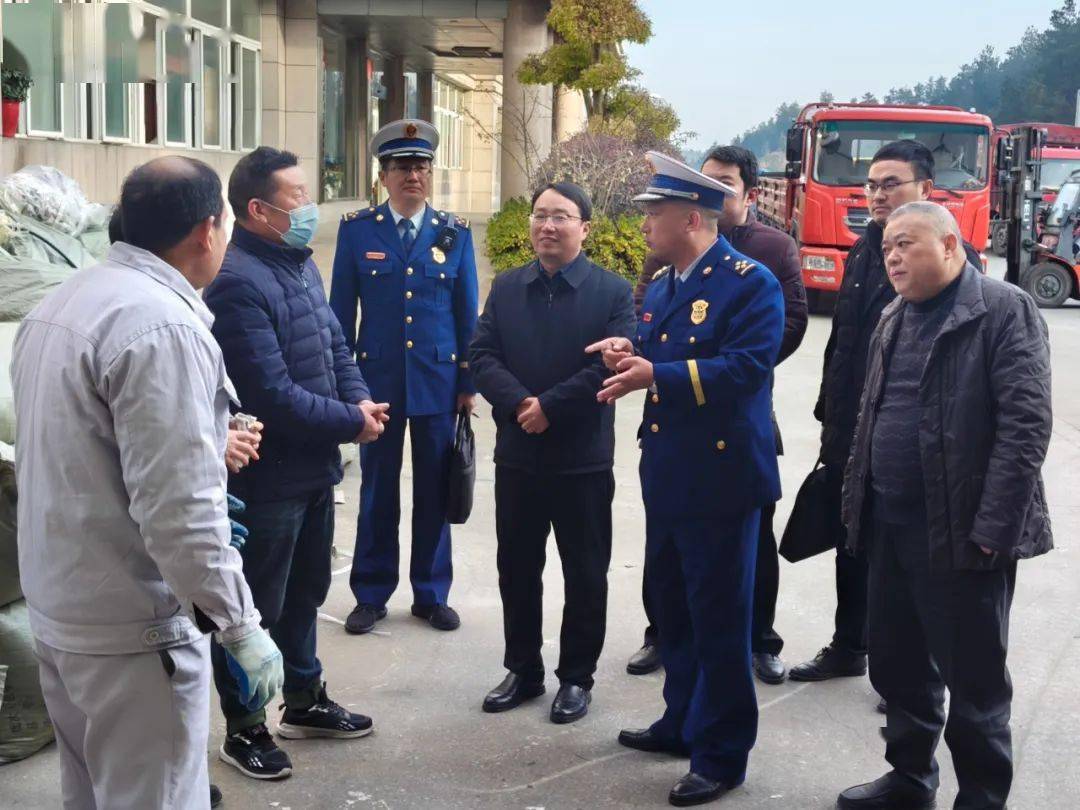 12月1日上午,张湾区常务副区长范仁江带队深入十堰市皓凡工贸有限公司