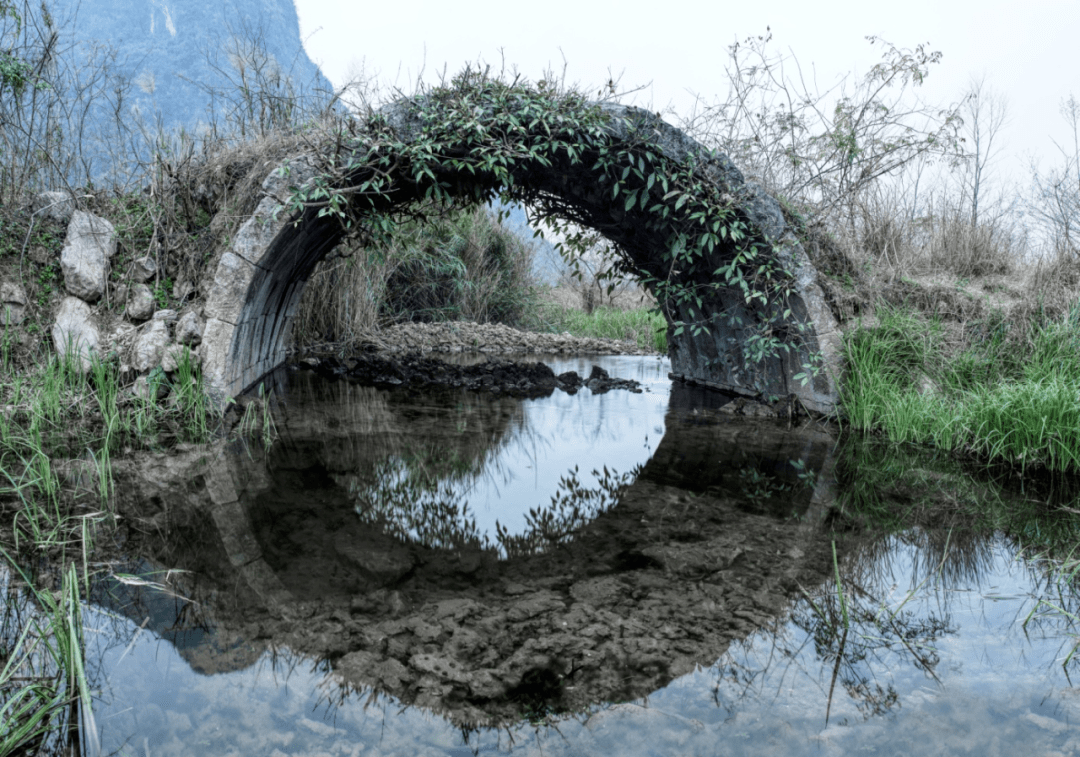 擂桥神头桥:神头桥位于矮山村委布机寨堰坝上游,神头洞,故名.