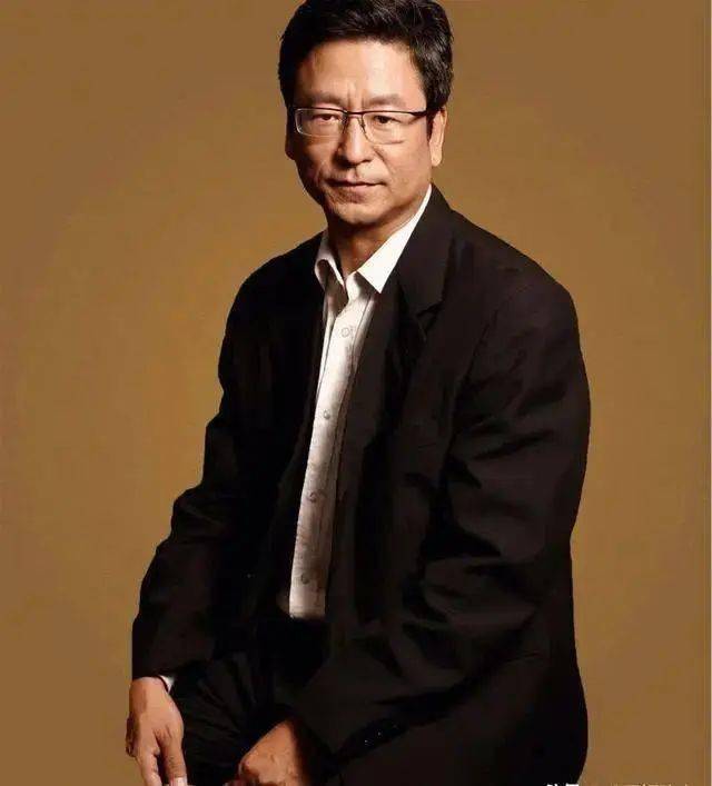 而白岩松所说的"驻港部队的一小步是中华民族的一大步"更是为香港回归