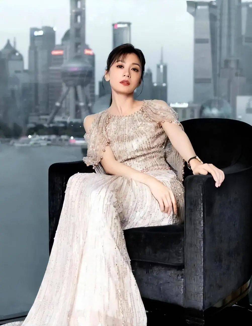 贾静雯生图皱纹多,个子矮小含胸驼背,网友感叹快不认识了_明星_观众