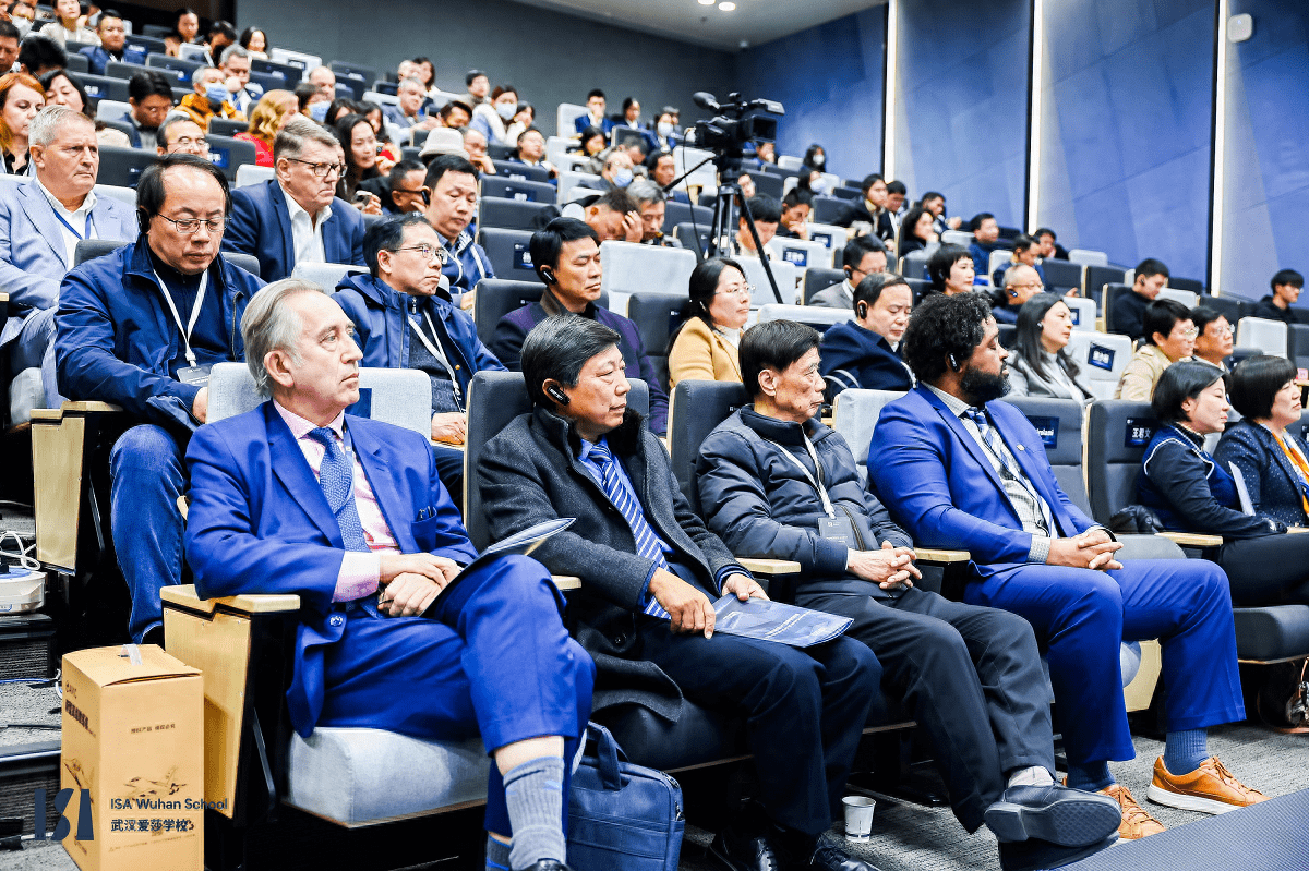 亲切交流;俄罗斯工程院院士,武汉理工大学原校长周祖德担任首席专家