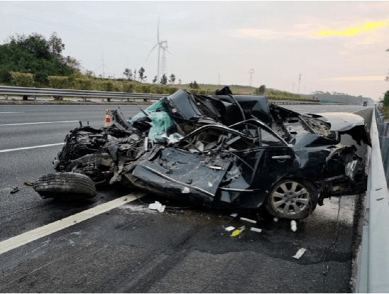 北海方向!小车翻滚几圈后又被货车撞,司机…_驾驶员_重型_机动车