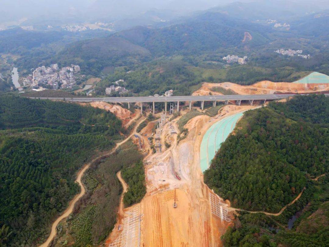 【航拍】揭开平岑高速太平南枢纽互通的面纱._岑溪_交通_金鸡镇