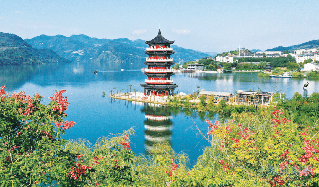 竹山县圣水湖风景旖旎袁斌 余翔 摄综合治理后的郧阳区清水河滨河带