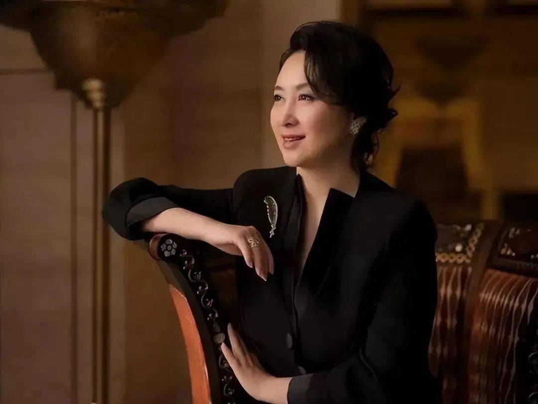 不愧是赌王最骄傲的女儿,61岁的何超琼真人间富贵花_家族_女性_珍珠