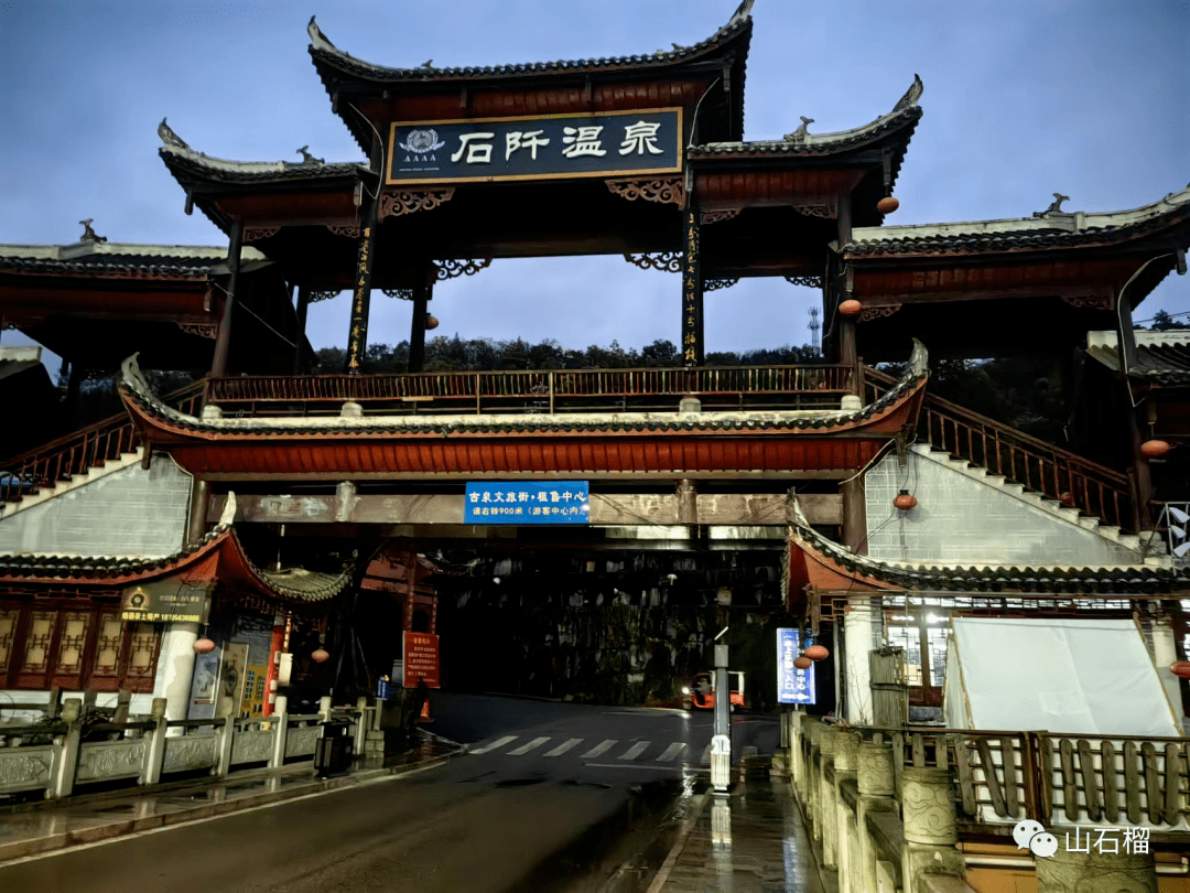 河水清澈,温泉群分部在五老山下,龙川河沿岸.
