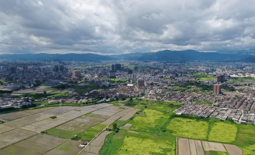 阶段来,占陇镇深入贯彻落实市委,市政府的工作部署,围绕普宁市土地卫