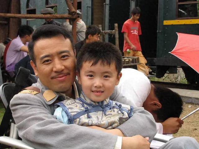 "大器晚成"于和伟:母亲反对他演戏,姐姐卖钢琴送他去上表演_李金花