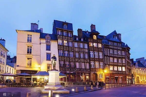preply的研究还揭示了最礼貌,最友好的法国城市排名其中,图卢兹(7