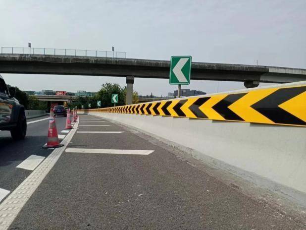 高速试点新型诱导标,反光效果提升444倍_视线_高速公路_杭金衢