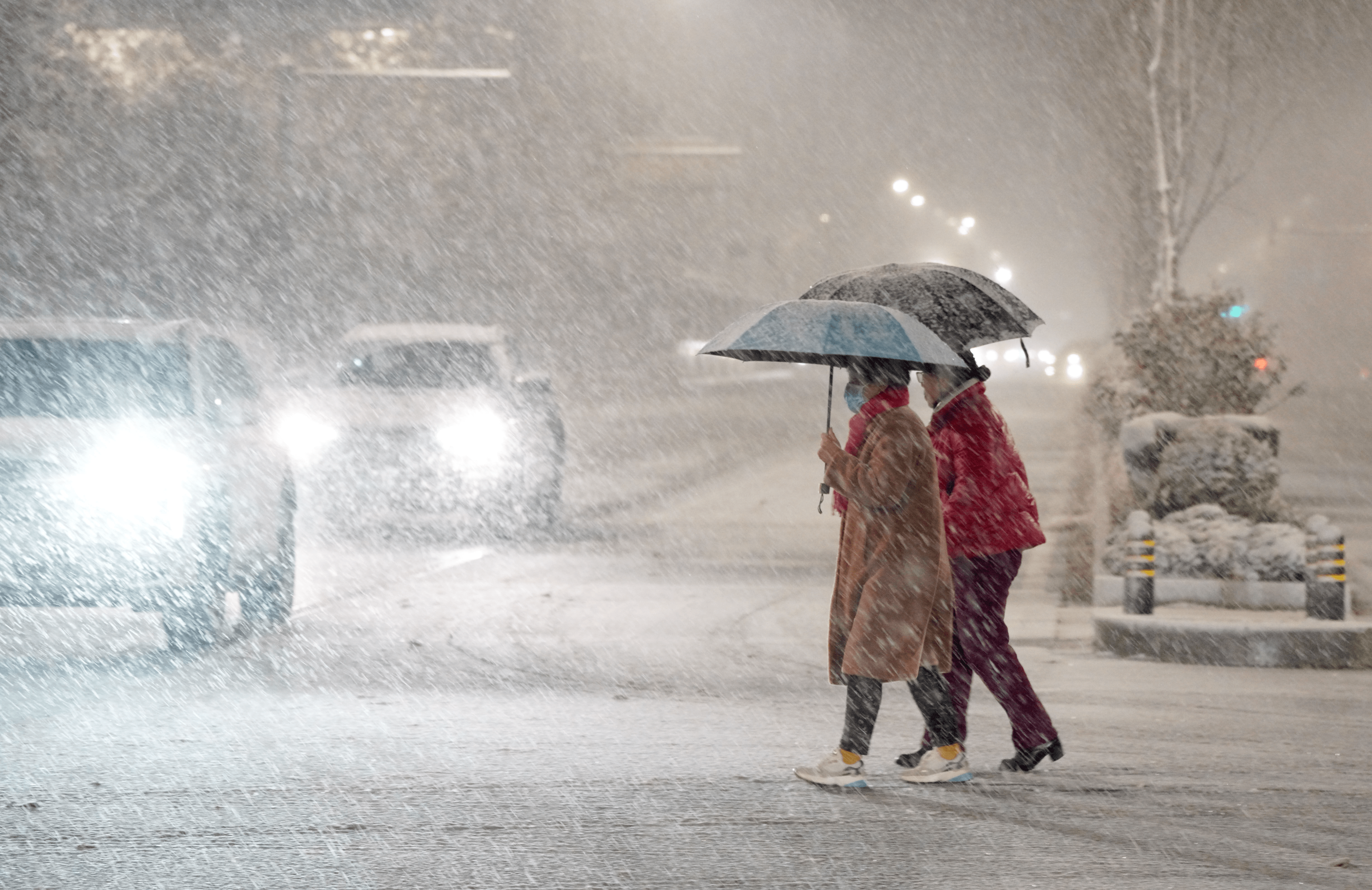 直击郑州寒潮降温—夜降大雪_长江_积雪_市民