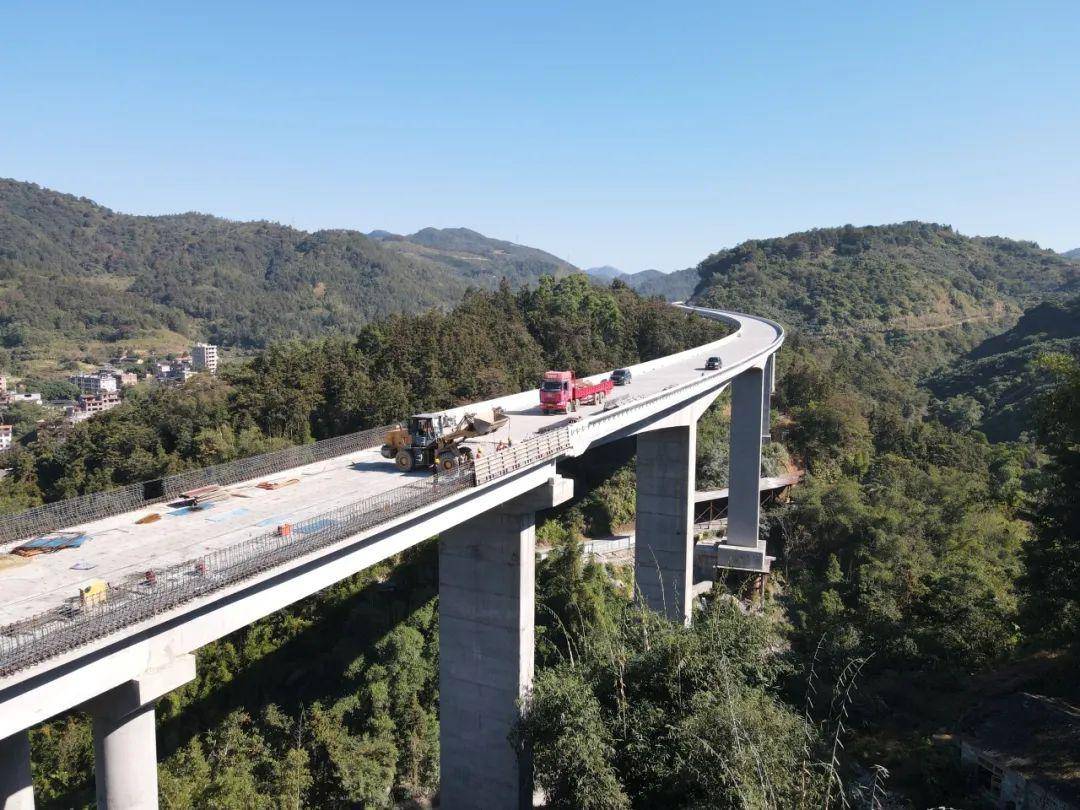 至此,项目沙厦段工程全线三隧九桥全数贯通,为实现年底主线通车目标打