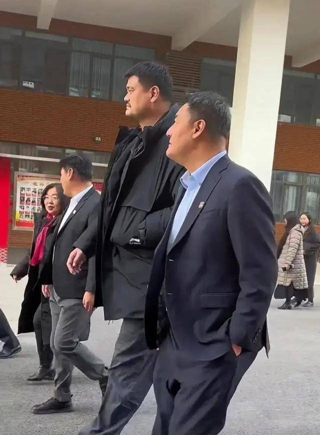 姚明现身北京中学参加活动,焦健亲自迎接,身高震撼全场_中国篮协_发展