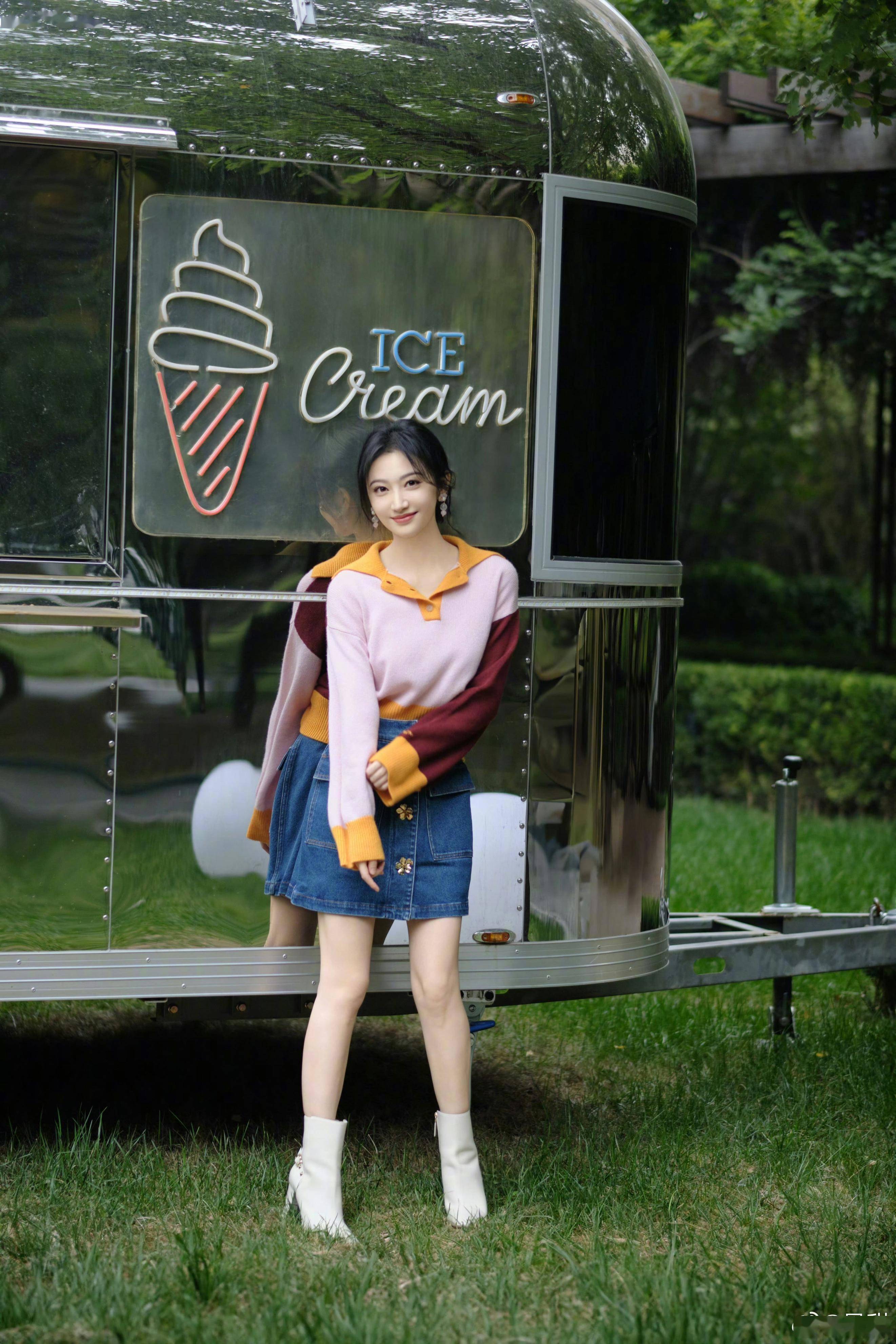 景甜又美出圈了,穿亮片挂脖裙端庄贵气,同框朱珠,董洁也不输_大衣