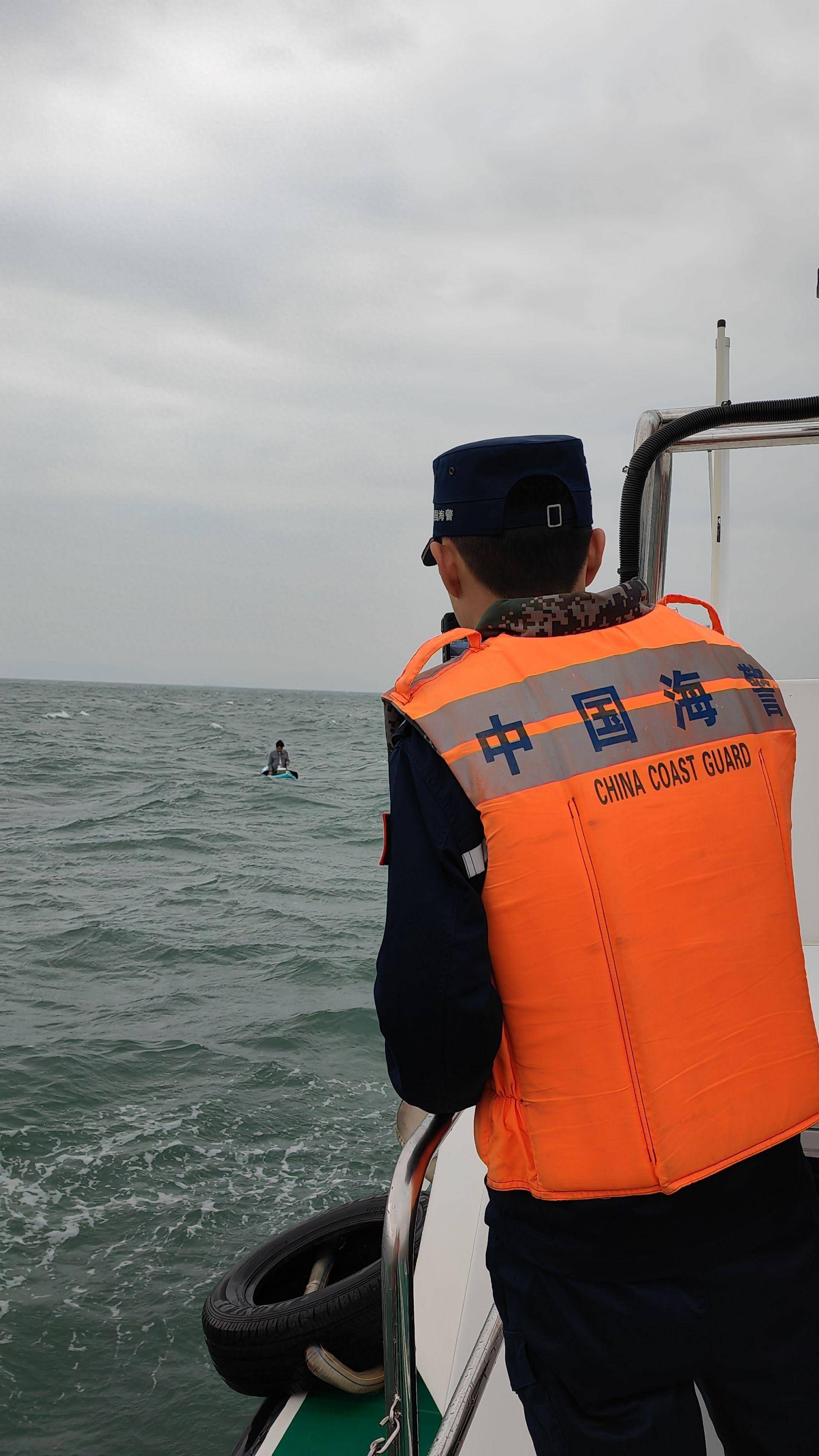 深圳海警救助遇险桨板海钓游客_警局_执法员_报警