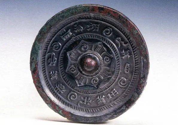 博物院丨西汉见日之光透光镜：神奇的中国魔镜_搜狐网