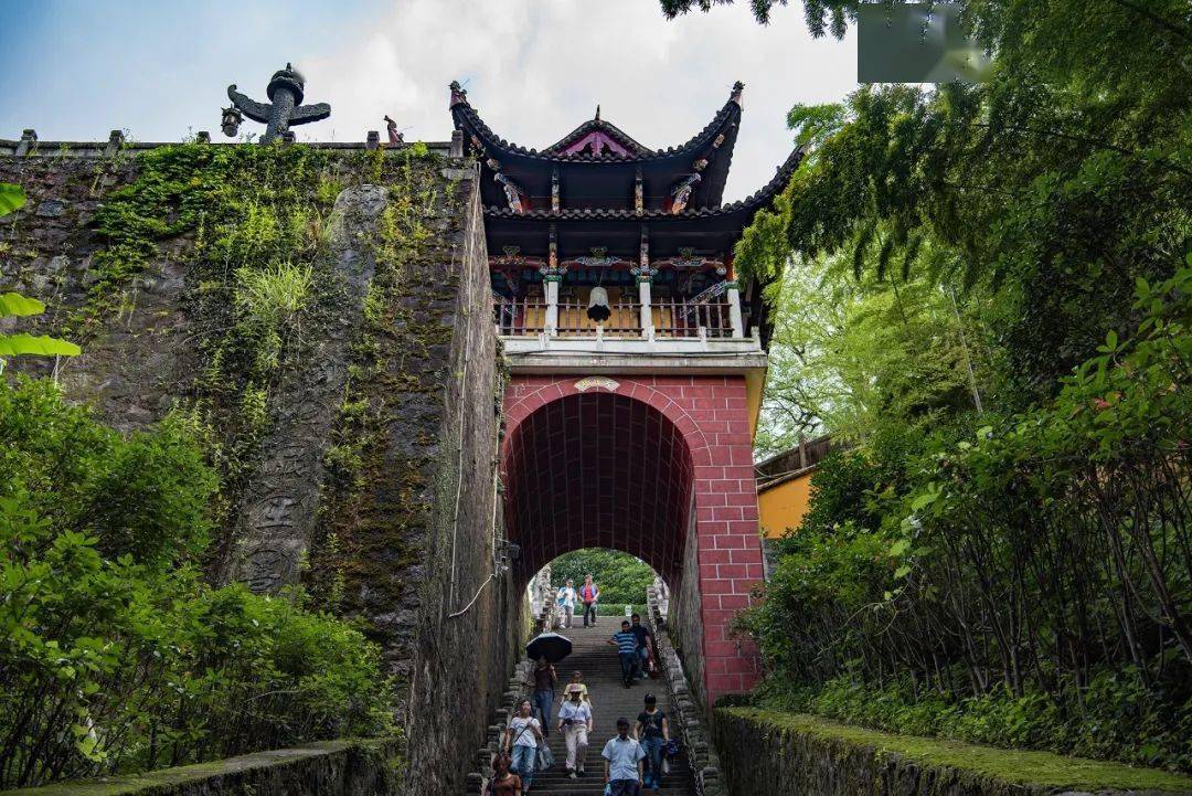 并有四大佛教名山所独有的五百罗汉堂,天然睡佛景观