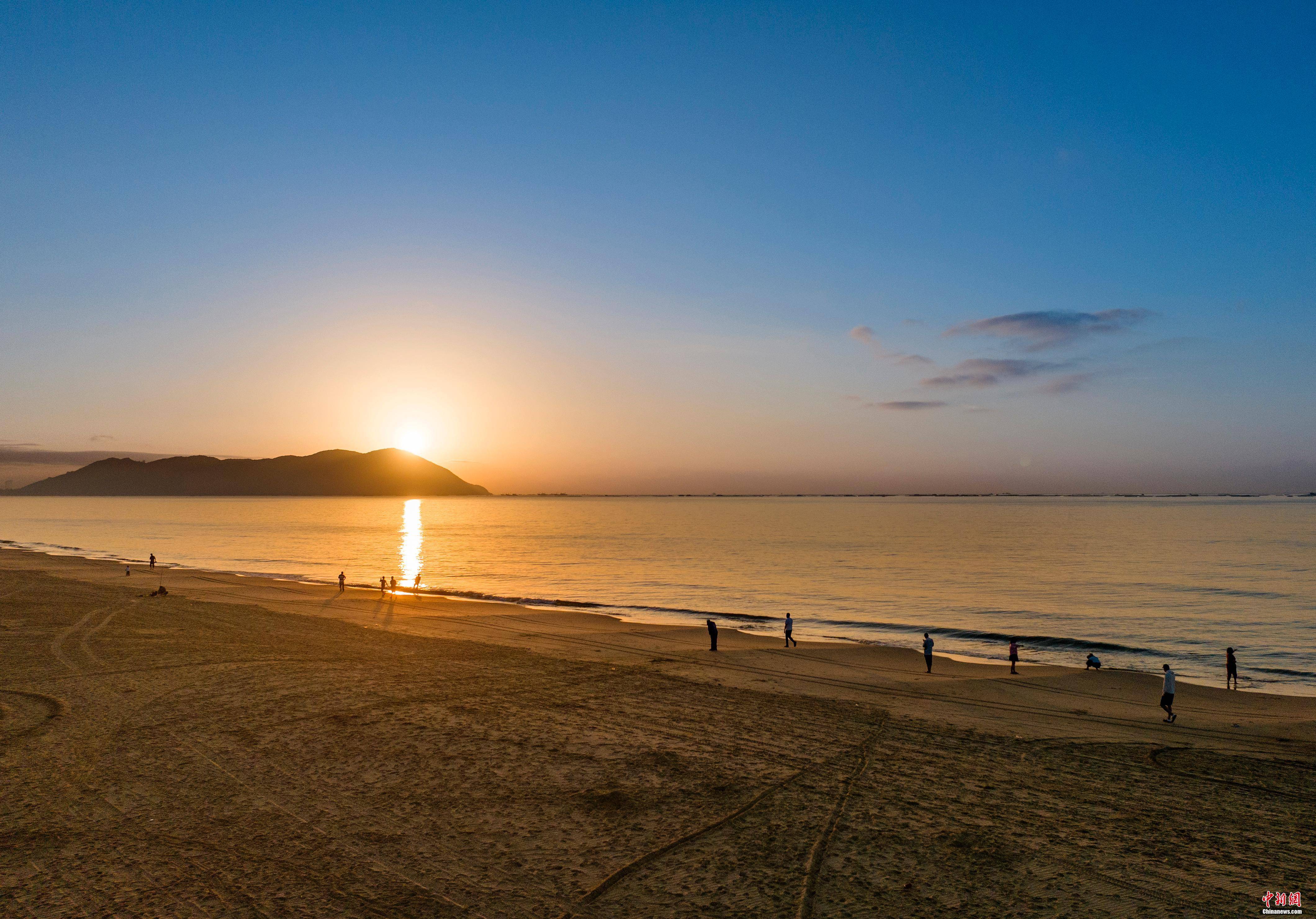 黎族自治县清水湾蓝湾小镇海滩日出美景如画