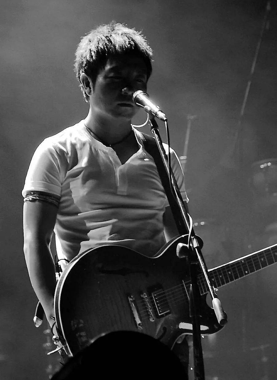 许巍55岁,"摇滚老炮"人到中年,近况曝光:前半生受抑郁症折磨,后半生只