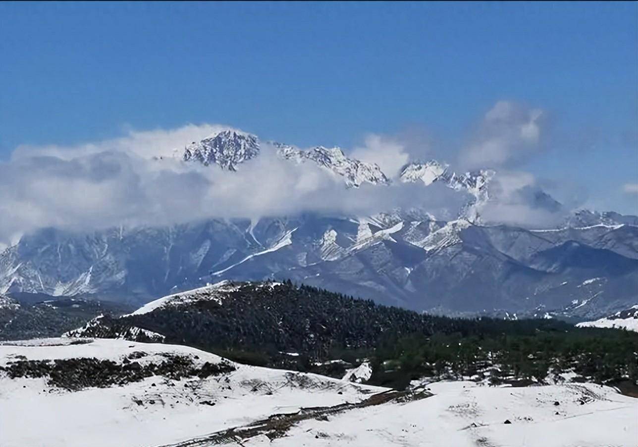 沿太子山旅游风情线畅游,捕捉雪地里的亮点