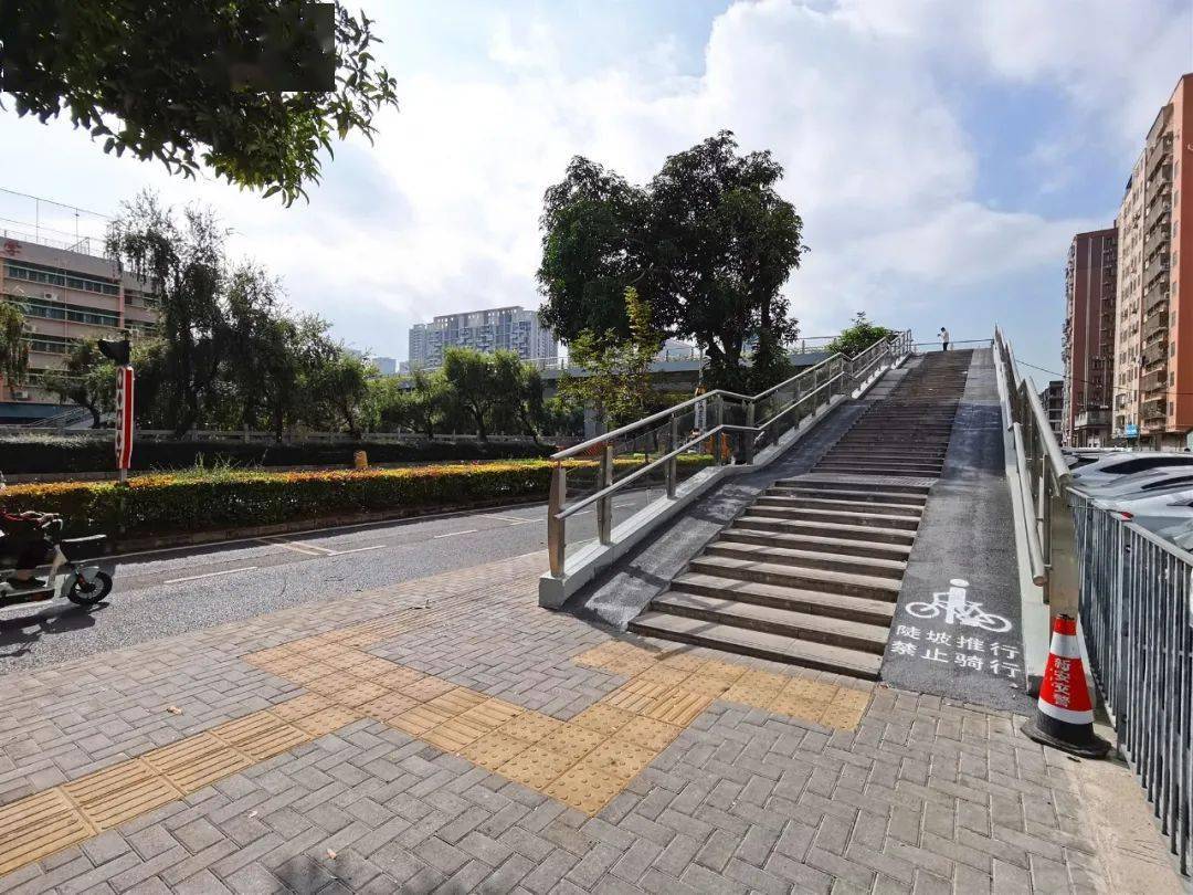 该人行天桥主要采用焊接钢架桥结构,两侧设有梯道和无障碍坡道,并各