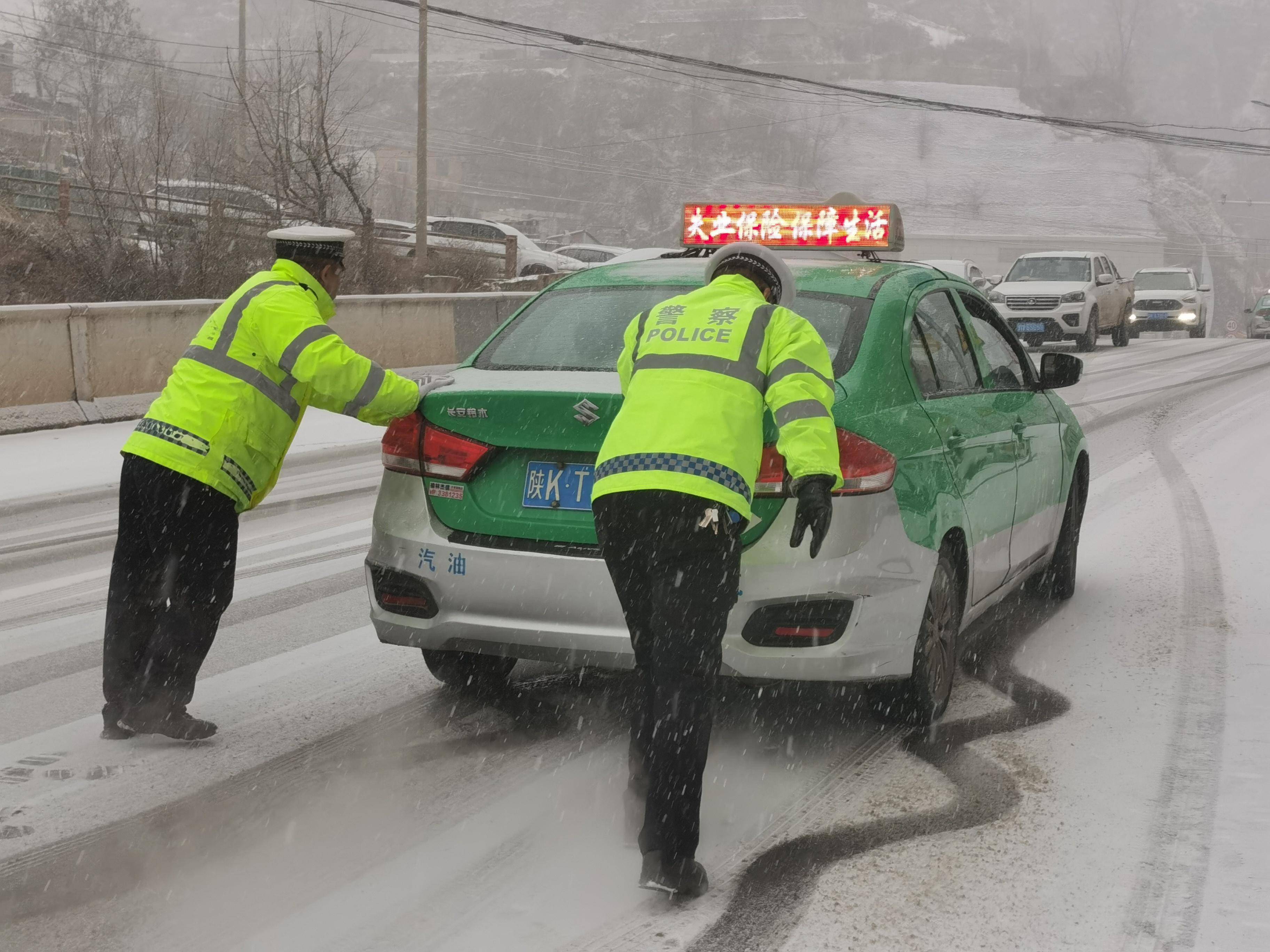 风雪中的交警图片