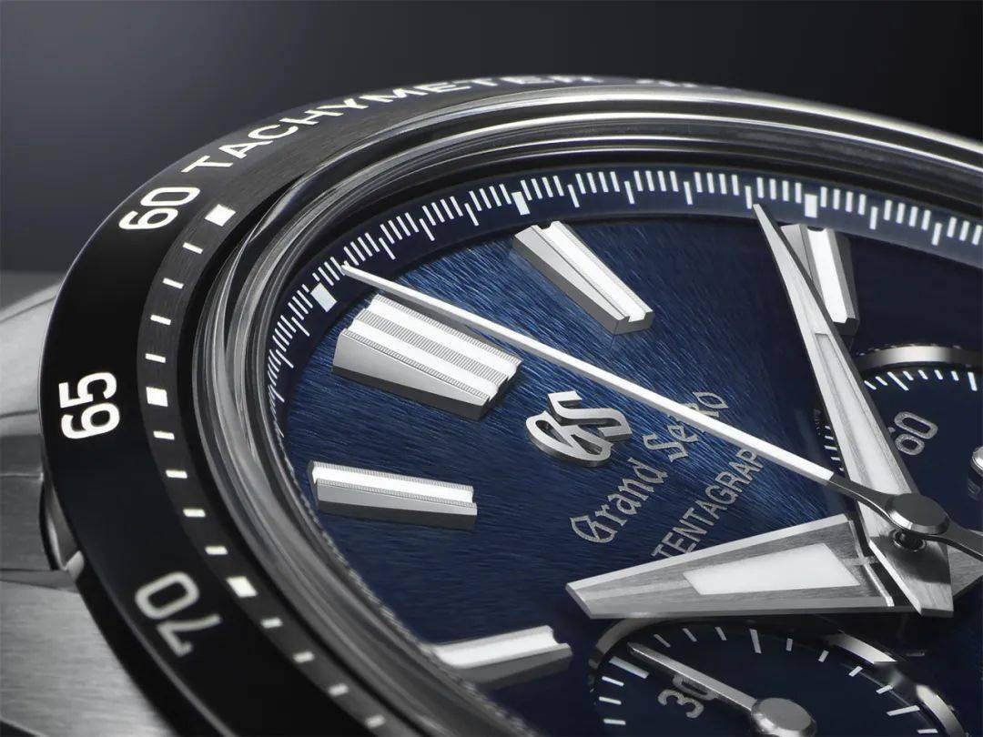 而tentagraph的表壳和表链融合了镜面抛光和缎面拉丝工艺.