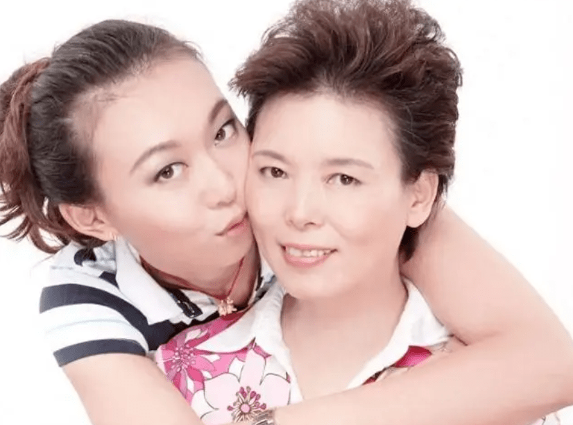 原来她已去世10年了,生前饱受癌症折磨,如今女儿活