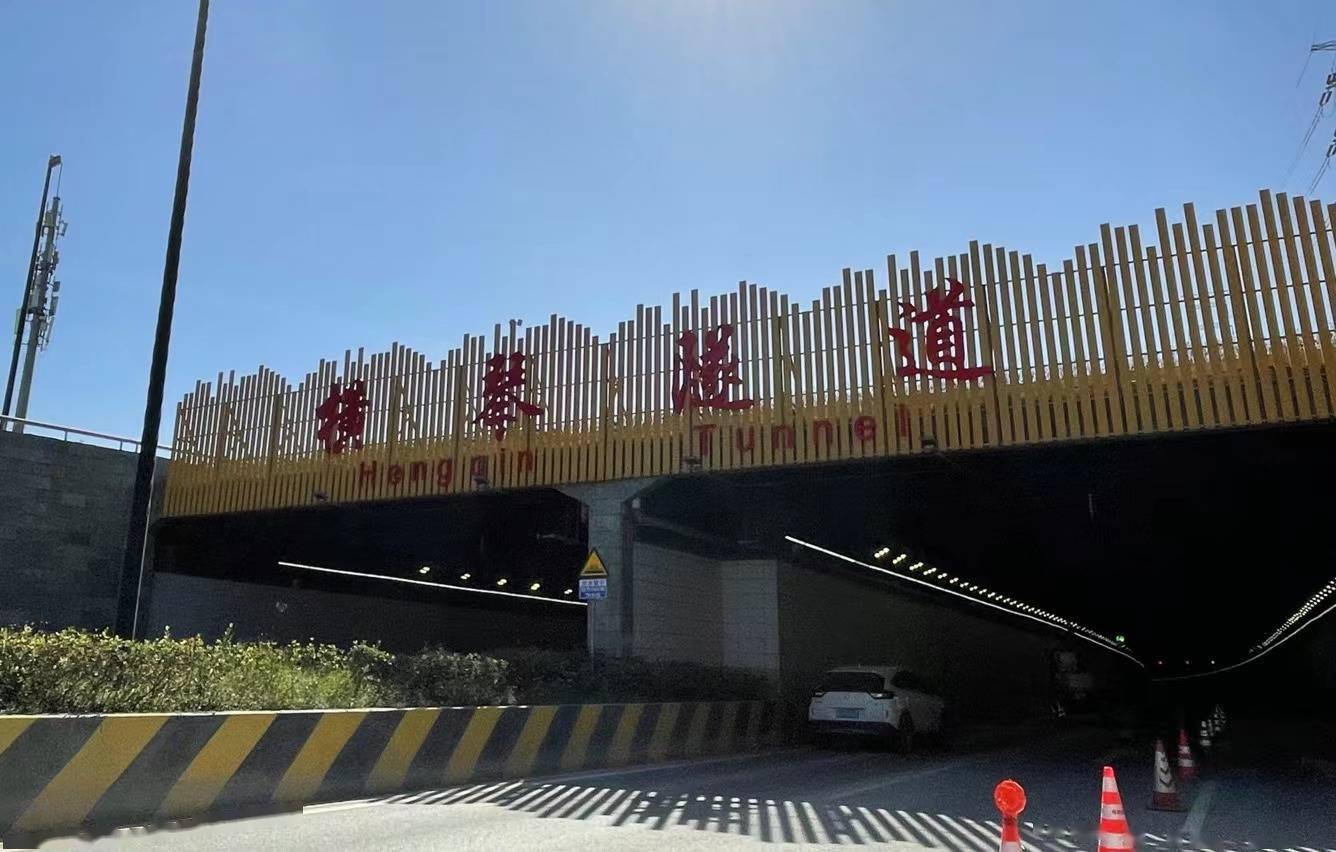 横琴大桥,北面便是珠三角环线高速,港珠澳大桥入口"加林山隧道",往西