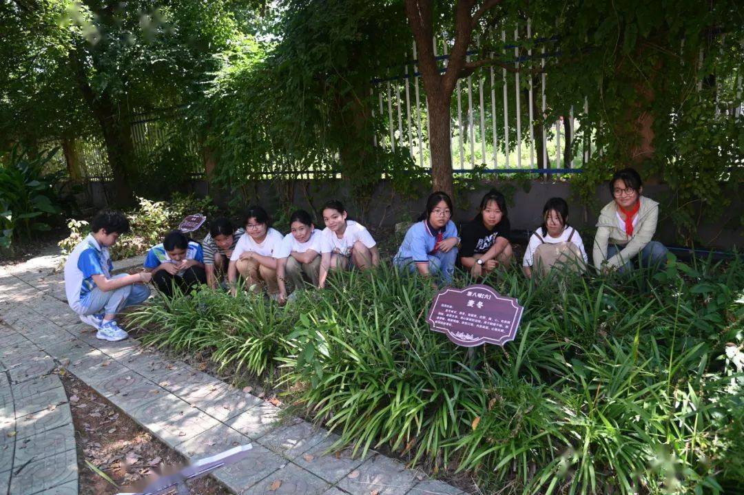 兰溪市行知小学秉持"真知乐行,尽美至善"的办学理念,以学生发展为根本
