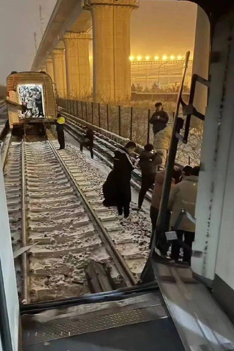 突发:北京地铁昌平线发生严重故障 车厢脱钩
