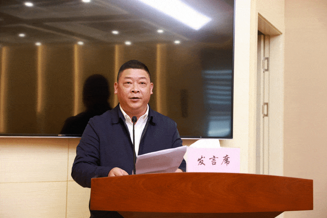 12月8日下午,县委书记翁志鸿在景宁畲族自治县城市管理工作会议暨"大