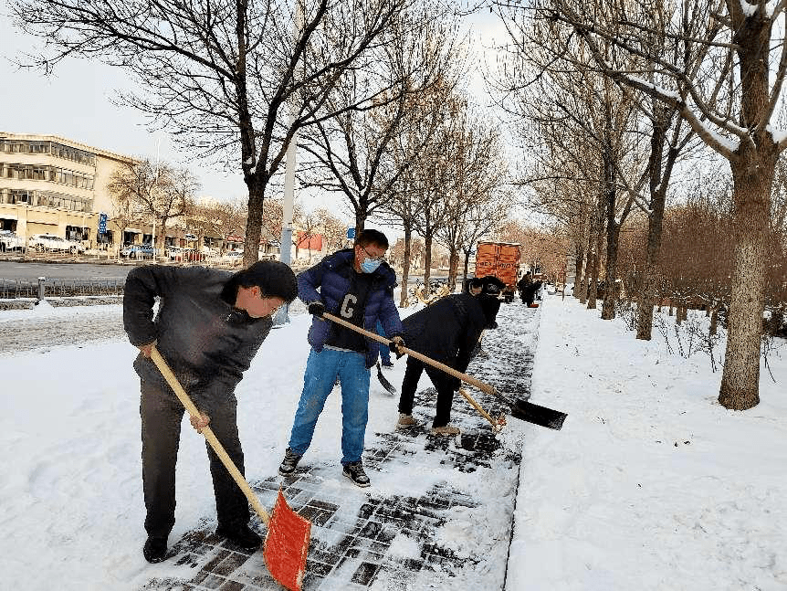 在公司附近區域清掃行車道路,人行橫道,地鐵站出入口等周邊區域的積雪