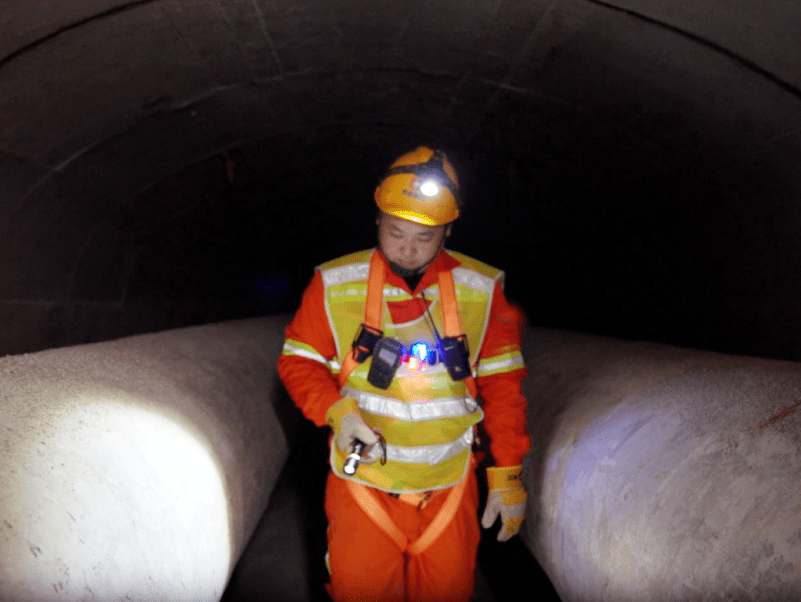 管道支架,阀门,防风是否完好,再到观察小室内部的土建结构是否完好