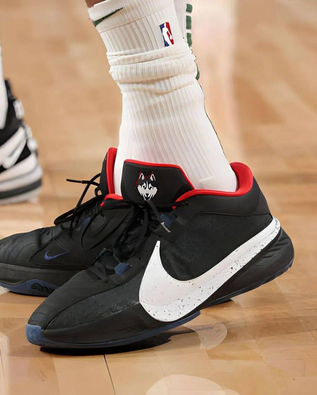 「银火焰」aj38 low 首次亮相!_nike_比赛_雷蒙德·格林