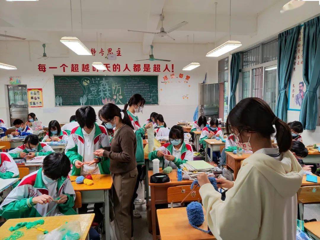 如,在2023年鹤山市"经典铸魂 德润人生"经典朗诵比赛中,纪元中学学生