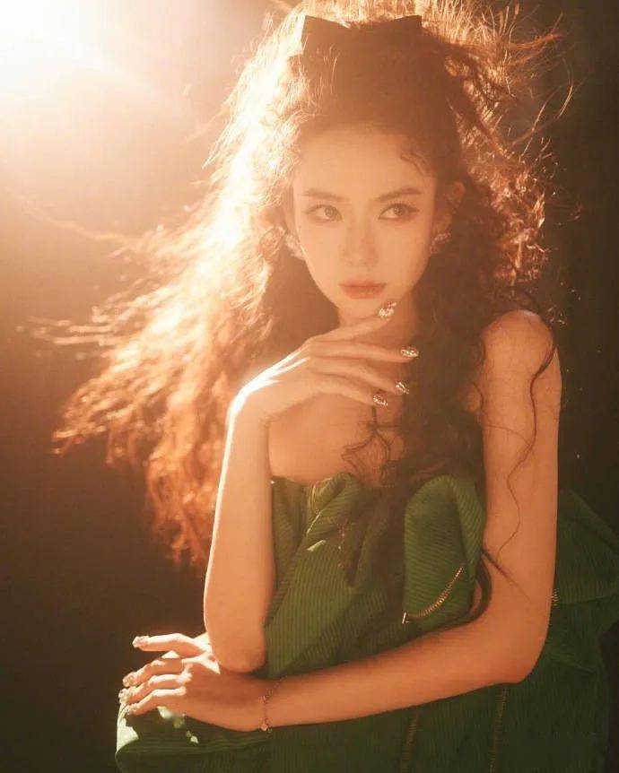 戚薇穿复古绿裙优雅 一头羊毛卷娇俏可爱_故事_眼神_写真