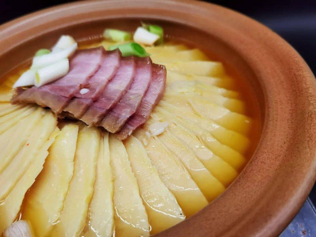 冬日休闲小吃炒栗子冬天,在街头小巷随处可以听见卖炒栗子的声音,广德