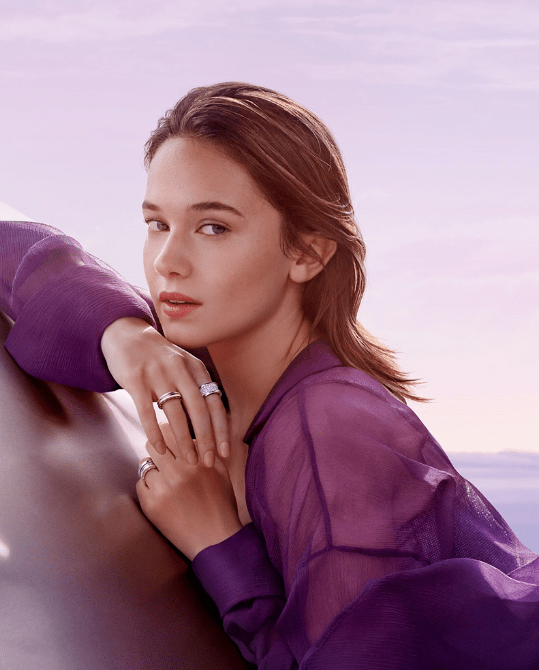 其中,最让大众意外的就是卡莉·史派妮(cailee spaeny),要知道她出生