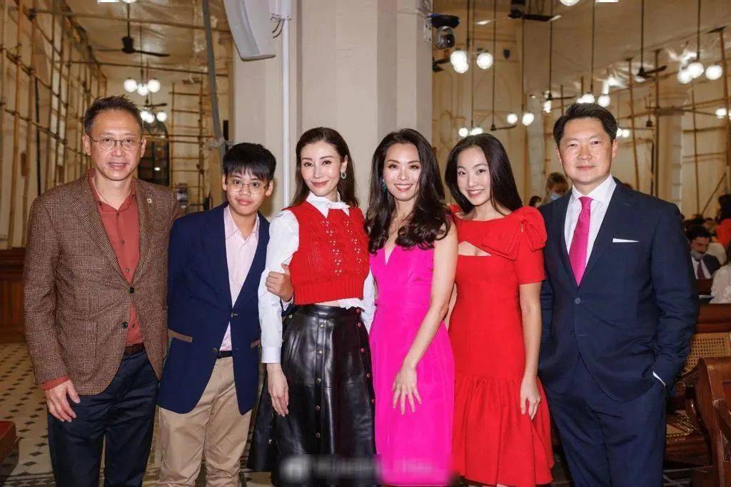 球,高尔夫球,游泳,攀石,滑雪,骑马等运动,发展多元兴趣,而李嘉欣亦有